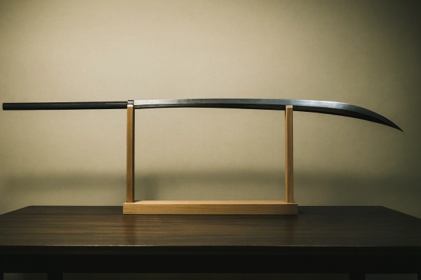 当麻銘薙刀は、鎌倉時代に作られた豪壮な薙刀で、戦国時代には武器としての実用性から歴史的権威、美術的価値、象徴的資本へと価値が変容した。