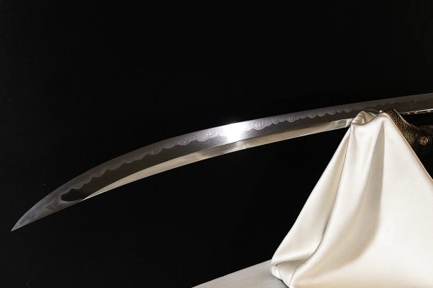 鎌倉時代の名工、備前長船景光作の薙刀は、鏡のような美しさと切れ味を誇る。戦国時代には武器から権威の象徴へと価値を変え、精緻な地鉄と片落ち互の目刃文は美術品としても評価された。