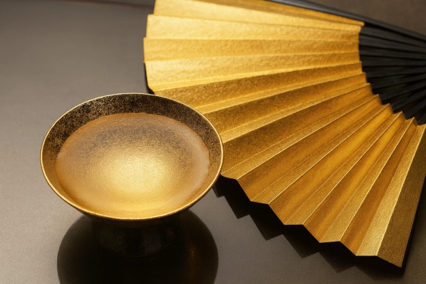琉球王国の蒸留酒「泡盛」は、シャムの技術と黒麹菌で誕生。王府の戦略物資として外交に用いられ、戦国大名もその価値を認識。薩摩侵攻で「宝」から「商品」へと運命を変えた。