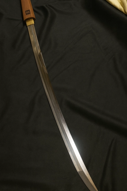 無銘長巻は、戦国時代の過渡期に生まれた特異な武器。刀剣と長柄武器の特性を併せ持ち、その「無銘」は再利用や格式、量産など多様な歴史を物語る。