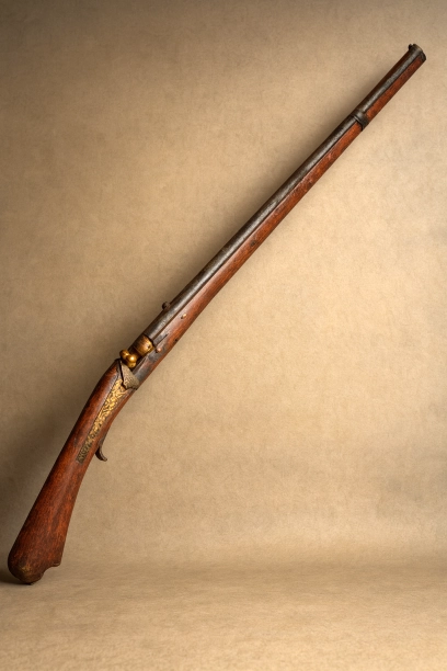 薩摩筒は、種子島伝来の火縄銃が薩摩で独自進化を遂げたもの。責金や小型機関部が特徴で、島津軍の「釣り野伏せ」「捨て奸」戦術と融合し、その強さを支えた。